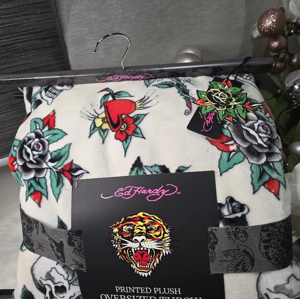 Ed Hardy Embossed plush oversized throw 60in x 70in new